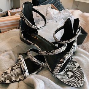 Lulus snake pattern shoes🤍🤍
